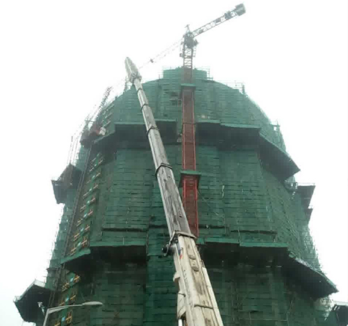 岱山吊车在工地上作业